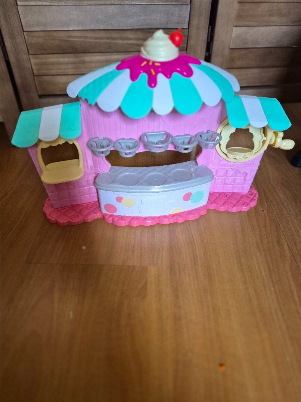 Num Noms Snackables Milkshake Shop Dessert Stand Playset